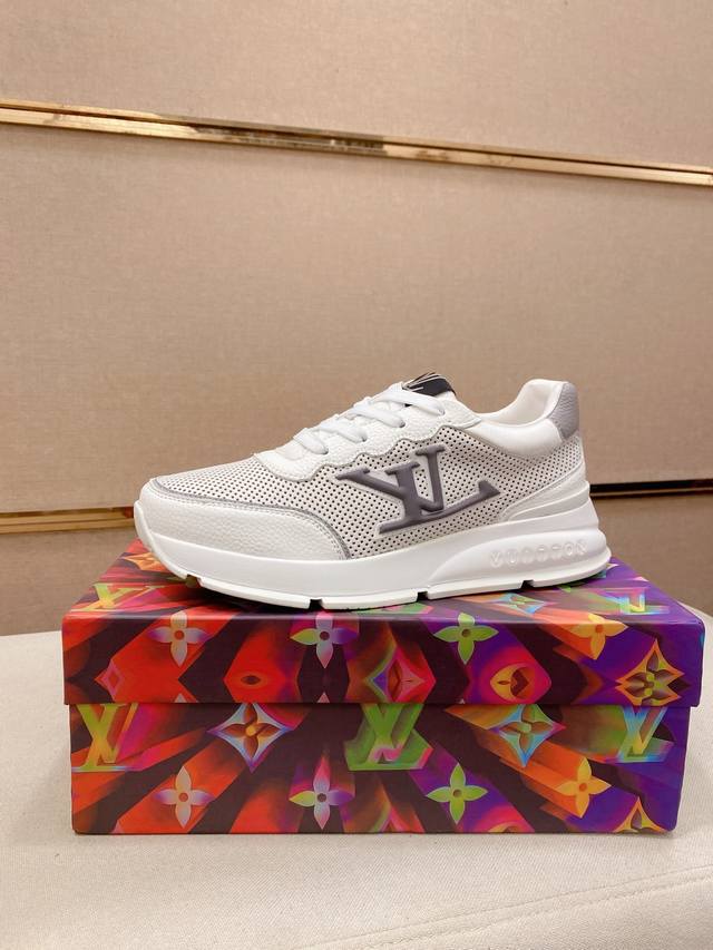 工厂P价 Lv~路易威登潮流男鞋 新款出货 最新搭配 官网同款 超高品质 当季热卖 精选头层牛皮 舒适羊皮内里 原版套楦 上脚舒适 耐磨橡胶大底 码数：38-4