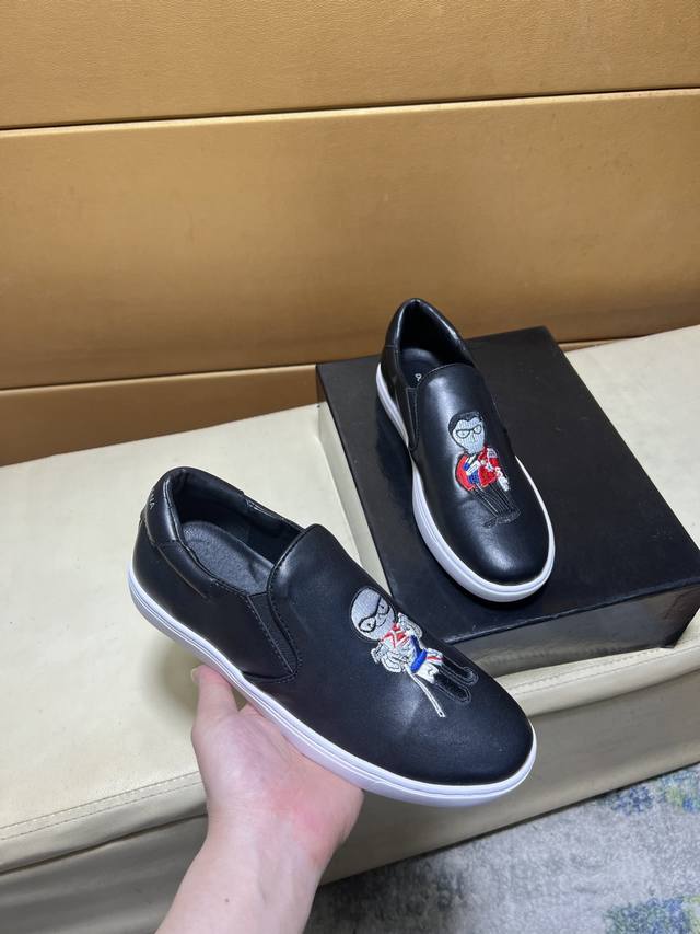 杜嘉班纳顶级代购男士2025Hk专柜同步发售。鞋底：原厂特供原版底，独家活动底超级舒适，原厂跟单货，高品质多色拼接设计做工精致细腻，独一无二， 丝绸面料，牛皮里