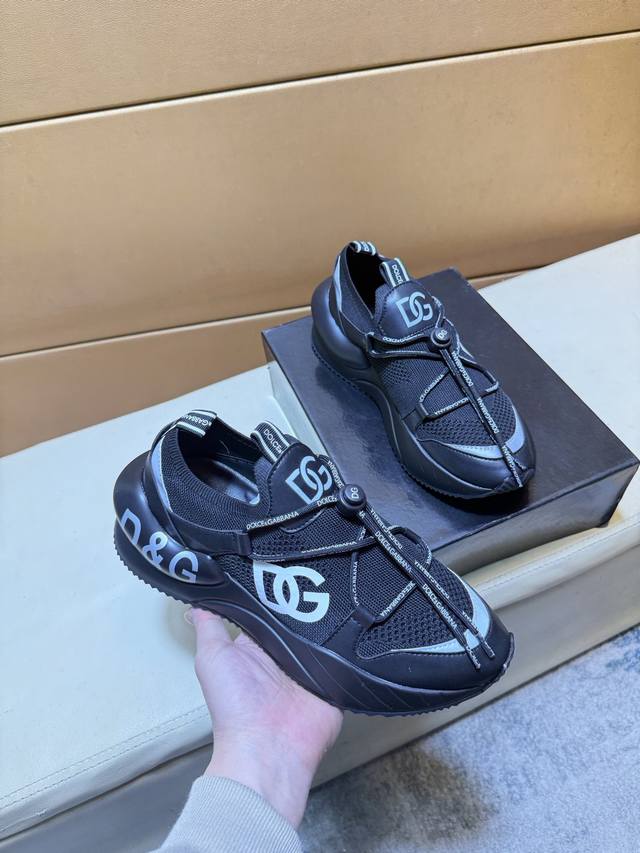 杜嘉班纳 顶级代购男士Hk专柜同步发售。鞋底：原厂特供原版底，独家活动底超级舒适，原厂跟单货，高品质多色拼接设计做工精致细腻，独一无二， 丝绸面料，牛皮里细节决