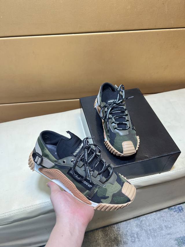 Dg杜嘉班纳 顶级代购男士2025Hk专柜同步发售。鞋底：原厂特供原版底，独家活动底超级舒适，原厂跟单货，高品质多色拼接设计做工精致细腻，独一无二， 丝绸面料，
