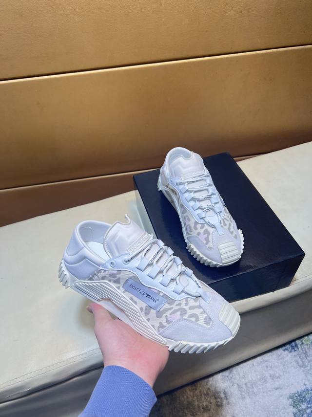 Dg～杜嘉班纳 顶级代购男士2025 Hk专柜同步发售。鞋底：原厂特供原版底，独家活动底超级舒适，原厂跟单货，高品质多色拼接设计做工精致细腻，独一无二， 丝绸面