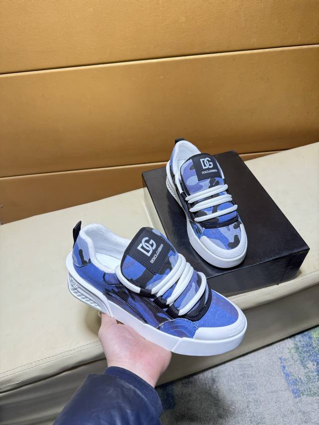 独家首发 杜嘉班纳 独特现代风运动鞋。专柜代购休闲 意大利进口原版皮， 猪里 拒绝脱色磨脚 鞋底：原厂特供原版底，超酷 系带走路都带风风格设计 原单品质全真皮制