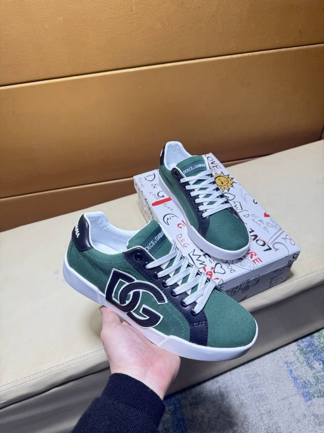 杜嘉班纳 原单品质.～ 独特现代风运动鞋。休闲鞋潮男必备款 意大利进口原版品牌，进口原版皮，羊皮垫脚 拒绝脱色磨脚 鞋底：原厂特供原版底，法国懒人风格设计 贴脚