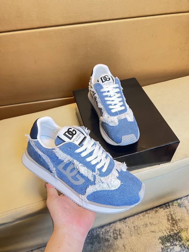 独家首发 杜嘉班纳 独特现代风运动鞋。专柜代购休闲 意大利进口原版皮， 猪里 拒绝脱色磨脚 鞋底：原厂特供原版底，超酷 系带走路都带风风格设计 原单品质全真皮制