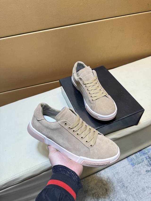 杜嘉班纳 顶级代购男士2025Hk专柜同步发售。鞋底：原厂特供原版底，独家活动成型底超级舒适，原厂跟单货搭配制作，羊里细节决定品质、我们只为用心做好鞋，可随意进