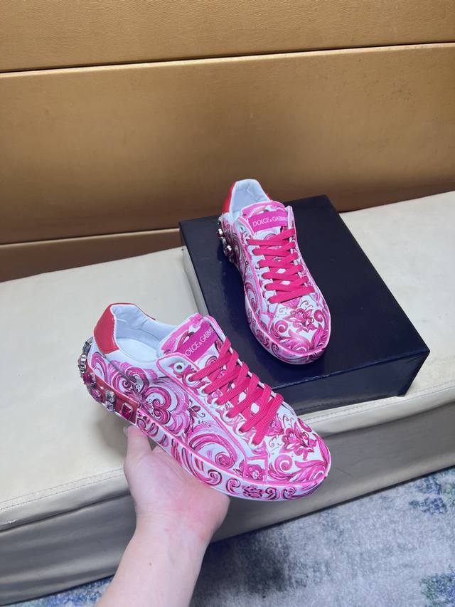 杜嘉班纳 原单品质.～ 独特现代风运动鞋。休闲鞋潮男必备款 意大利进口原版品牌，进口原版皮，羊里 拒绝脱色磨脚 鞋底：原厂特供原版底，法国懒人风格设计 贴脚 在