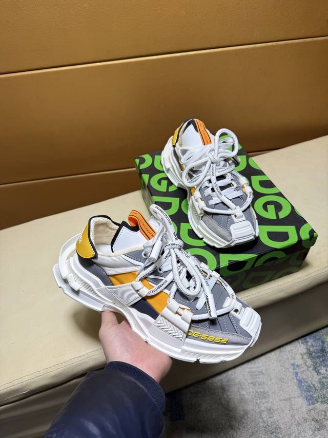 杜嘉班纳 顶级代购男士2026Hk专柜同步发售。鞋底：原厂特供原版底，独家活动底超级舒适，原厂跟单货，高品质多色拼接设计做工精致细腻，独一无二， 丝绸面料，毛巾