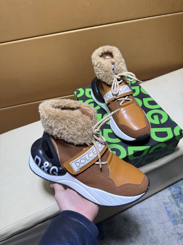 杜嘉班纳 高邦顶级代购男士2026Hk专柜同步发售。鞋底：原厂特供原版底，独家活动底超级舒适，原厂跟单货，高品质多色拼接设计做工精致细腻，独一无二， 丝绸面料，