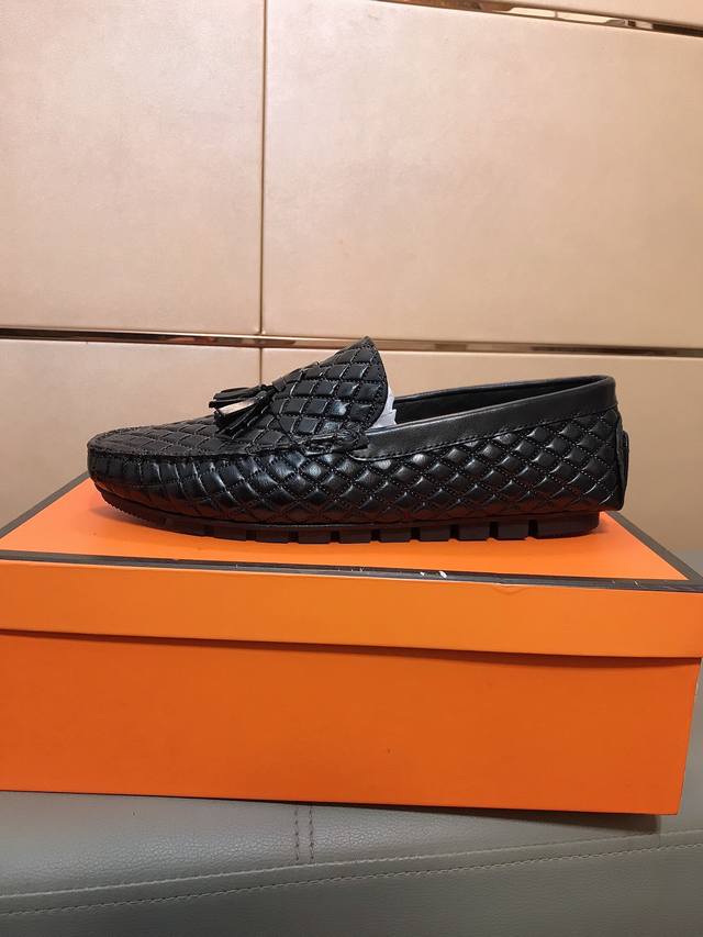 工厂P价 潮男必备 Lv路易威登 ～新款豆豆鞋。最新爆款。 鞋面選用进口牛皮压纹，羊皮内里，精细做工。个性时尚柔软橡膠耐磨防滑大底，上脚轻巧舒适，实物拍摄實物更