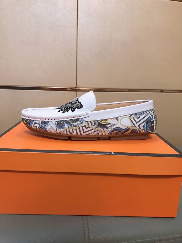 工厂P价 Gucci古奇 .男士休闲豆豆鞋，全新款上市，采用进口意大利牛皮搭配印花材料，水染羊皮内里制作，橡胶耐磨大底，潮男订制，百搭款，配码 38-44 DD