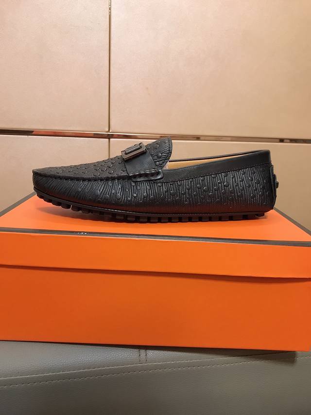 出厂价P 时尚豆豆鞋 阿玛尼 爆款，精选高端羊皮内里，面料牛皮压花，匠心独运，舒适耐磨橡胶豆豆鞋大底高品质奢华时尚的高端产品，值得你拥有。码数38-44 DDD