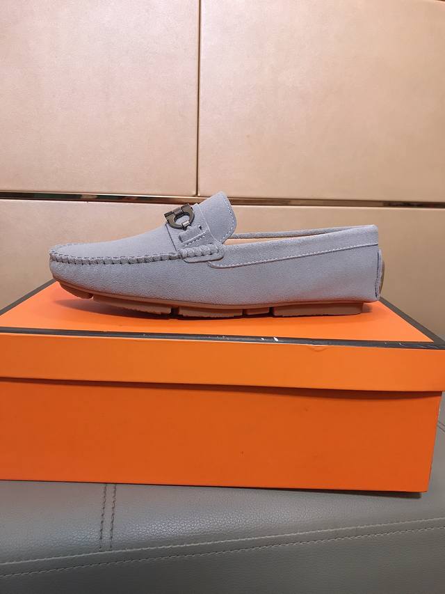 工厂P价 菲拉格慕 豆豆鞋系列新款来袭，男士套脚鞋。鞋面采用意大利磨砂皮，羊皮内里，皮质超软上脚很舒适 。版型搭配精密优美缝线，彰显低调奢华 ，舒适的鞋底设计最