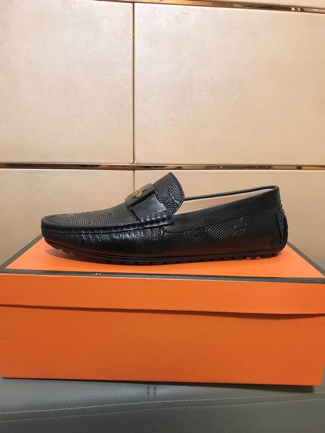 工厂P价P 古奇Gucci 男士品质休闲豆豆鞋。懒人套脚乐福款 此款面料采用进口牛皮，羊皮内里 ，更为高档 ，防滑耐磨橡胶大底驾车唯一选择，码数：可选38-44