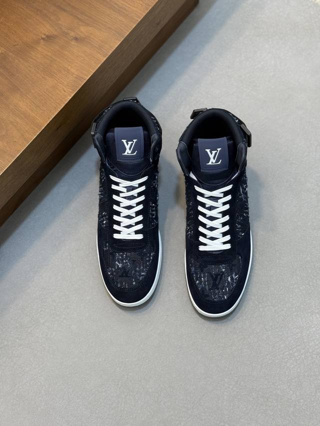 L家Rivoli高帮运动鞋-顶级品质 DDD 本款运动鞋取材意大利进口荔枝纹小牛皮配官料拼接而成，秋冬系列的关键讯息。简约设计延续品牌标志性格调。鞋舌和后侧的品