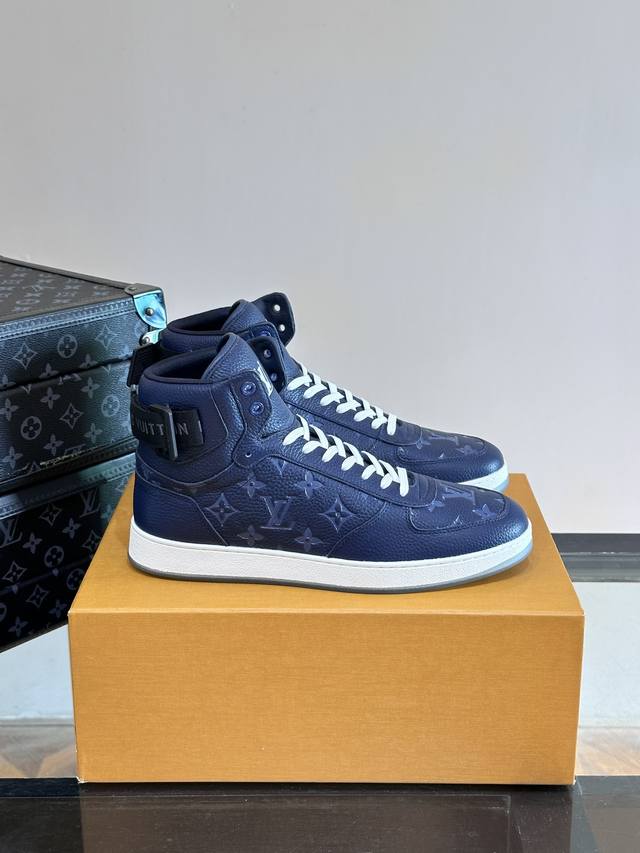 秋冬男士高帮经典休闲运动鞋，本款运动鞋为柔软牛皮革打造。橡胶外底完善整体设计，记忆性人体工学鞋垫升级舒适体验。意大利进口纯棉内里高档舒适，原版大底轻盈耐磨！纯手