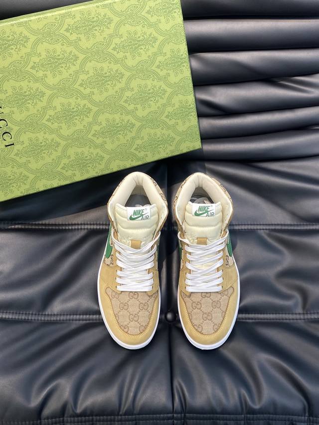 Gucci X Nike联名高帮休闲运动鞋，采用进口牛皮拼接印花帆布材质精心制作，侧身联名印花Logo装饰，双色橡胶鞋底、后侧鞋口和鞋跟处均带有品牌标志性细节，
