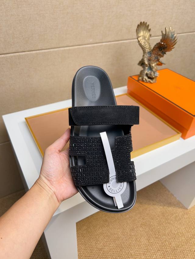 Herme* H家 Chypre二舅凉鞋[转圈]情侣款上新 DDD 小牛皮机能风凉鞋。搭配人体工学橡胶鞋底和可调节袢带.设计简约流畅，打造舒适休闲造型。魔术贴平