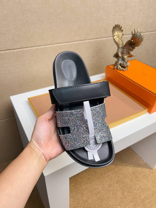 Herme* H家 Chypre二舅凉鞋[转圈]情侣款上新 DDD 小牛皮机能风凉鞋。搭配人体工学橡胶鞋底和可调节袢带.设计简约流畅，打造舒适休闲造型。魔术贴平