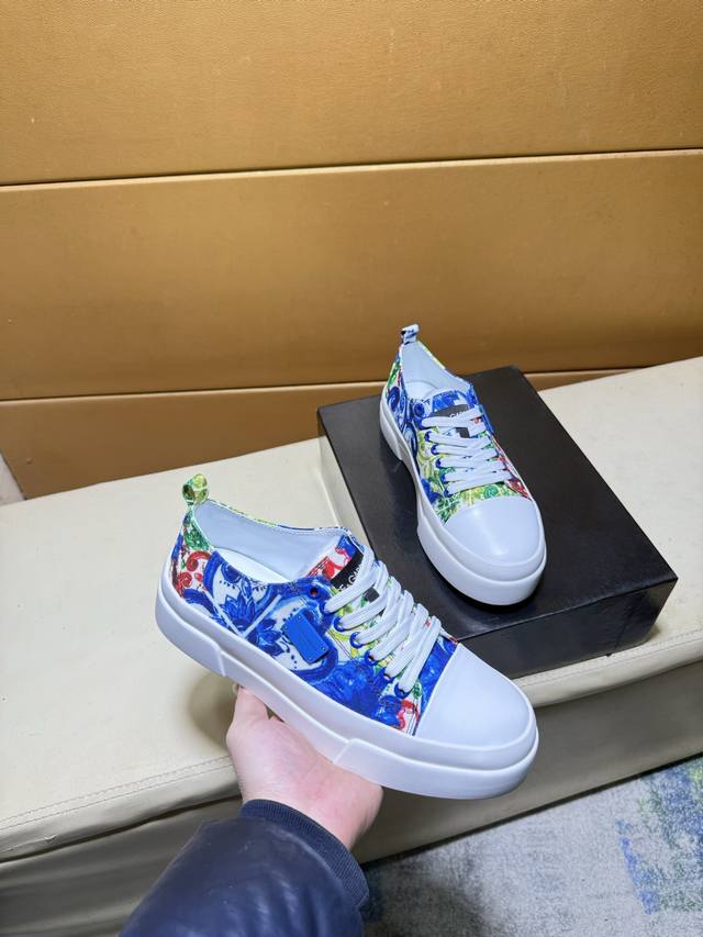 Dg&杜嘉班纳 顶级代购男士2026Hk专柜同步发售。鞋底：原厂特供原版底，独家活动底超级舒适，原厂跟单货，高品质多色拼接设计做工精致细腻，独一无二， 丝绸面料