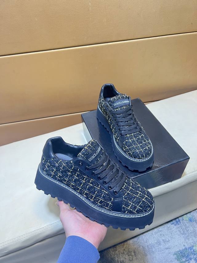 Dg杜嘉班纳 顶级代购男士2025Hk专柜同步发售。鞋底：原厂特供原版底，独家活动底超级舒适，原厂跟单货，高品质多色拼接设计做工精致细腻，独一无二， 丝绸面料，