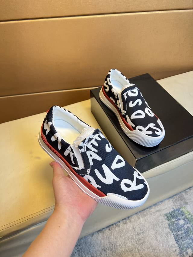 Dg～杜嘉班纳 顶级代购男士 Hk专柜同步发售。鞋底：原厂特供原版底，独家活动底超级舒适，原厂跟单货，高品质多色拼接设计做工精致细腻，独一无二， 丝绸面料，牛皮