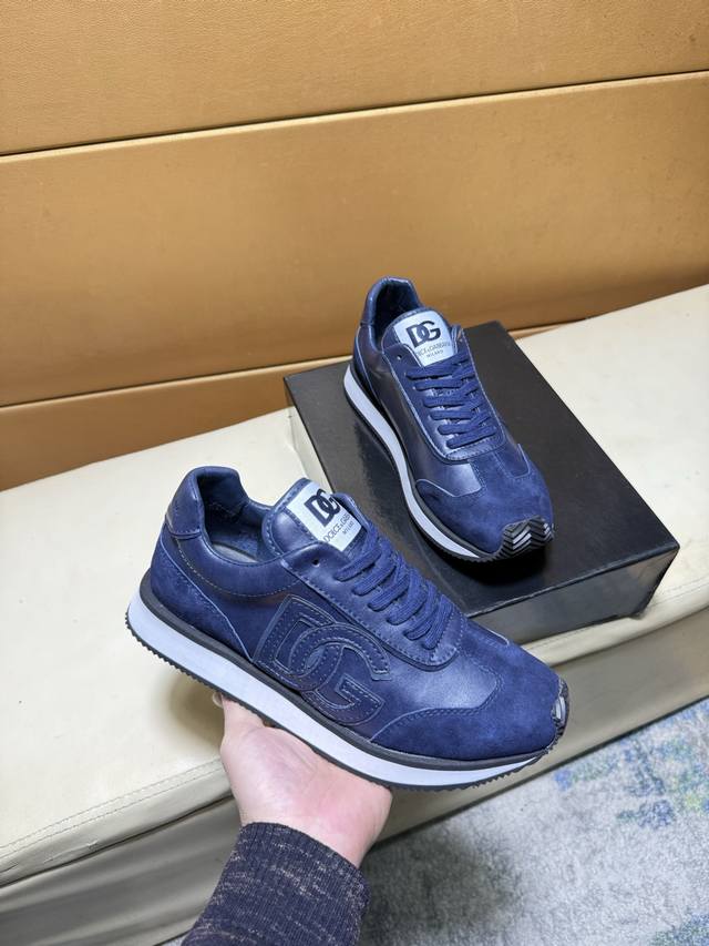 杜嘉班纳Dg 顶级代购男士2025Hk专柜同步发售。鞋底：原厂特供原版底，独家活动底超级舒适，原厂跟单货，高品质多色拼接设计做工精致细腻，独一无二， 丝绸面料，