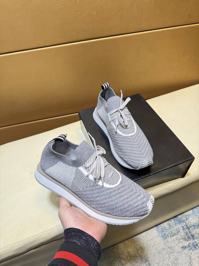 杜嘉班纳Dg 顶级代购男士2025Hk专柜同步发售。鞋底：原厂特供原版底，独家活动底超级舒适，原厂跟单货，高品质多色拼接设计做工精致细腻，独一无二， 丝绸面料，