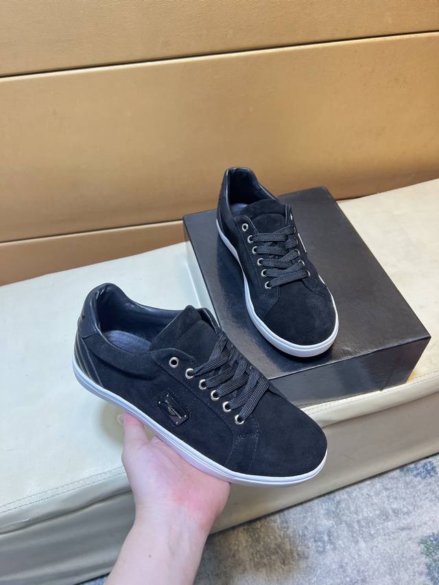 杜嘉班纳Dg 顶级代购男士2025Hk专柜同步发售。鞋底：原厂特供原版底，独家活动底超级舒适，原厂跟单货，高品质多色拼接设计做工精致细腻，独一无二， 丝绸面料，