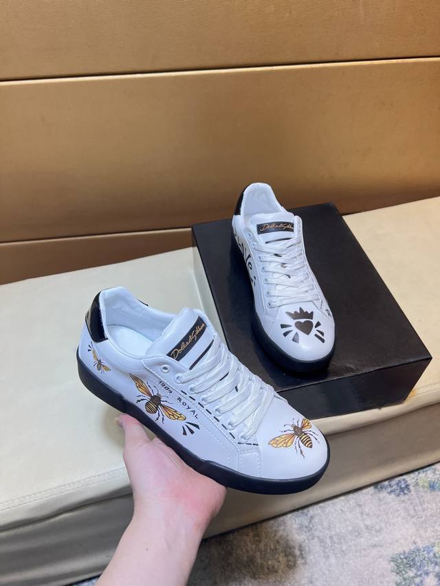 杜嘉班纳Dg顶级代购男士Hk专柜同步发售。鞋底：原厂特供原版底，独家活动底超级舒适，原厂跟单货，高品质多色拼接设计做工精致细腻，独一无二迷彩设计，羊里细节决定品