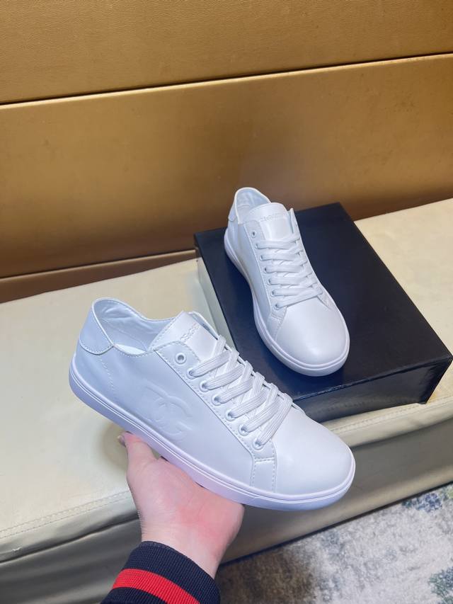 杜嘉班纳 Dg 顶级代购男士2025 Hk专柜同步发售。鞋底：原厂特供原版底，独家活动底超级舒适，原厂跟单货，高品质多色拼接设计做工精致细腻，独一无二， 丝绸面