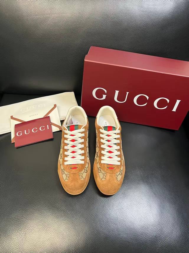 新款男鞋Gucci 最新鞋出货。原单品质 时尚潮流 采用特殊材料 内里羊皮，全新包装。脚感超舒适，做工简直无可挑剔 码数:38-45 DDD
