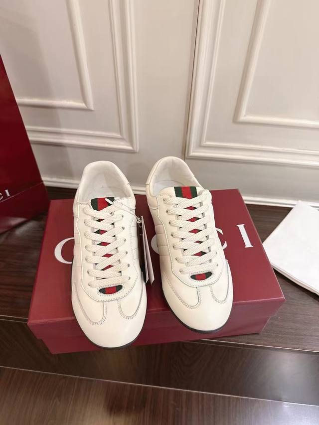 新款男鞋Gucci 最新鞋出货。原单品质 时尚潮流 采用特殊材料 内里网，全新包装。脚感超舒适，做工简直无可挑剔 码数:38-45 DDD