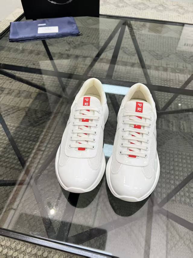 38-45 Prada 普拉达新款男士真皮运动鞋，市面最高版本 、欢迎任意对比！原版皮料质感极佳，超上档次！意大利进口胎羊网内里，可拆式垫！奢华用料、精细做工，