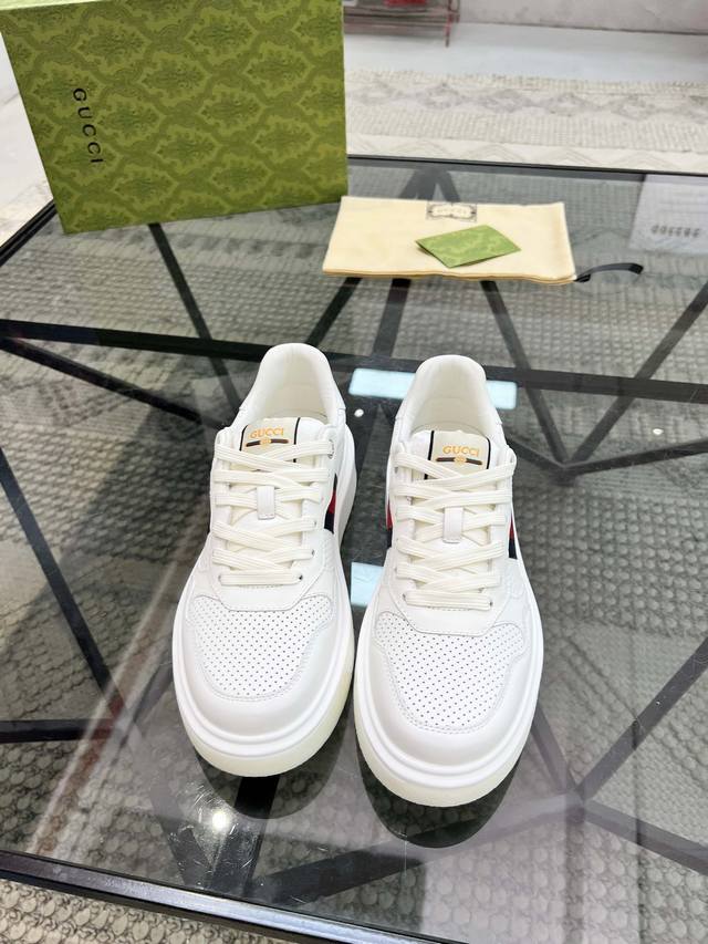 新款男鞋Gucci 最新鞋出货。原单品质 时尚潮流 采用特殊材料 内里羊皮 全新包装。脚感超舒适，做工简直无可挑剔 码数:38-45 DDD