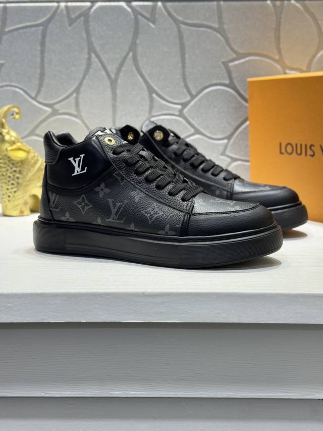 L0Ul*Vltt0N 路易威登~最新款板鞋 回头率爆棚 正版开发代购级别品质此款胶料老花搭配羊皮内里，时尚百搭 鞋头楦型挺而饱满，鞋底Lv原厂开模随意进出专柜