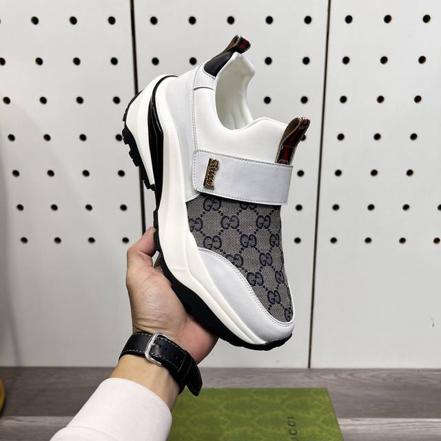 工厂P价 古奇新款休闲运动男鞋 时尚百搭， 版型简洁大气， 面料采用进口牛皮配原版布料，内里羊皮垫脚，原版耐磨橡胶大底，独家新款，实物拍摄，三色可选，码数：38