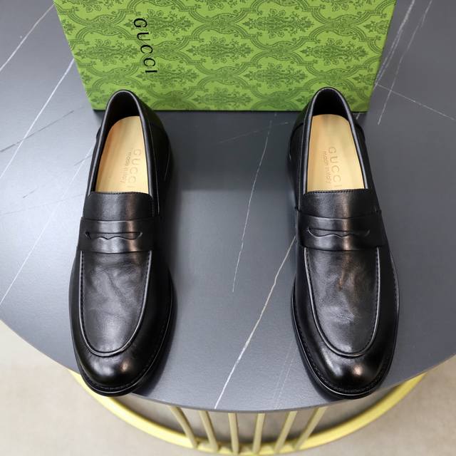 出厂价P DDD 品牌：古奇Gucci DDD 尺码：38-44 45可定制 DDD 等级： 专柜经典款 DDD 材料： 水洗柔软牛皮鞋面 舒适牛皮内里 轻便大