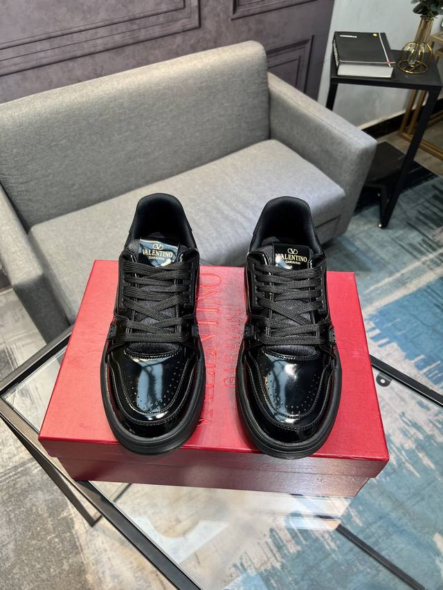 Vlnt 情侣款运动鞋系列 DDD Valentino 最新款情侣运动鞋 明星同款 火爆发售. 原版Zp入购拆解. 反复打版调改. 力要1:1原版还原！顶级奢华