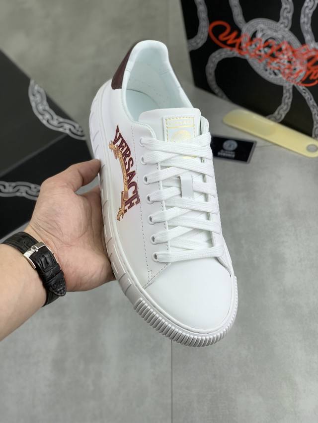 出厂价Pp 实价 Versace 范思哲 情侣款 代购级别，进口原版料，进口原版透气网布面料，拼接牛皮面，进口透气网布内里，时尚滴胶Logo胶片搭配，印花图案垫