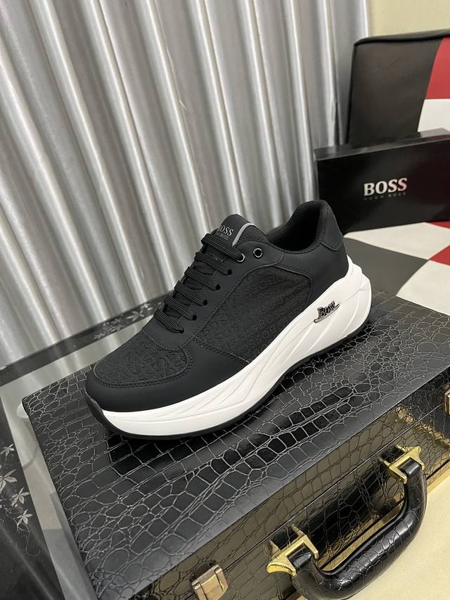 出厂价Pp： Boos 男鞋休闲鞋原单品质鞋面采用进口小牛皮，超透气舒适内里做工精细，高端大气。有时尚典范造型。发泡透明耐磨大底，穿着舒适，值得拥有。码数：38