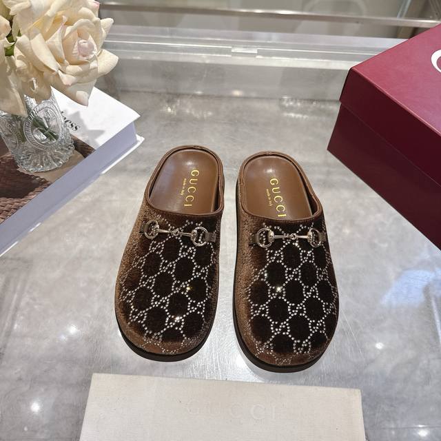 Gucci 女款:女码：36-42码 DDD Gg在 2026早秋系列中继续使用档案符号。 DDD 女士新款Gg水晶马衔扣穆勒鞋 DDD 这款女士穆勒鞋以马衔扣