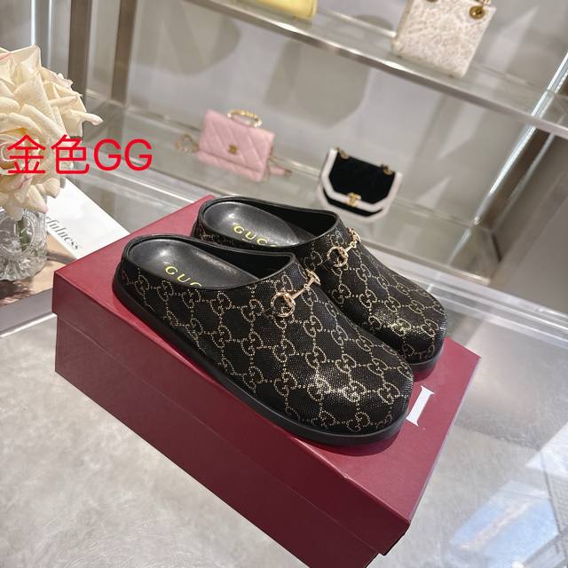 Gucci 女款:女码：36-42码 DDD 新款牛皮反绒马衔扣女士裸脚拖鞋 DDD Gg在 2026早秋系列中继续使用档案符号。 DDD Horsebit 硬