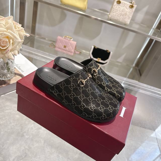 Gucci 情侣款，码数 ：女码36-42 男码40-46 47 48需定做 DDD G家在 2026早秋系列男女同款马衔扣拖鞋的改良版，采用宽圆头设计。马衔扣