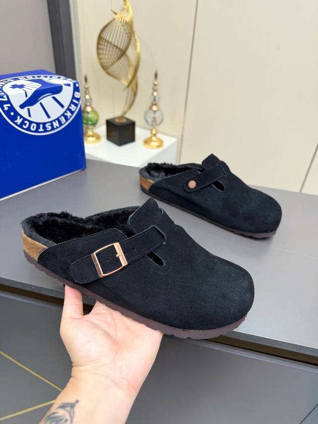 勃肯鞋，包头真羊毛里半拖出货啦 DDD 没有过多的装饰很简单，但带有点复古味杲萌可爱随意搭配都好看！一贯极简风格 没有任何 Logo点缀 DDD 轻拿松捏松弛的