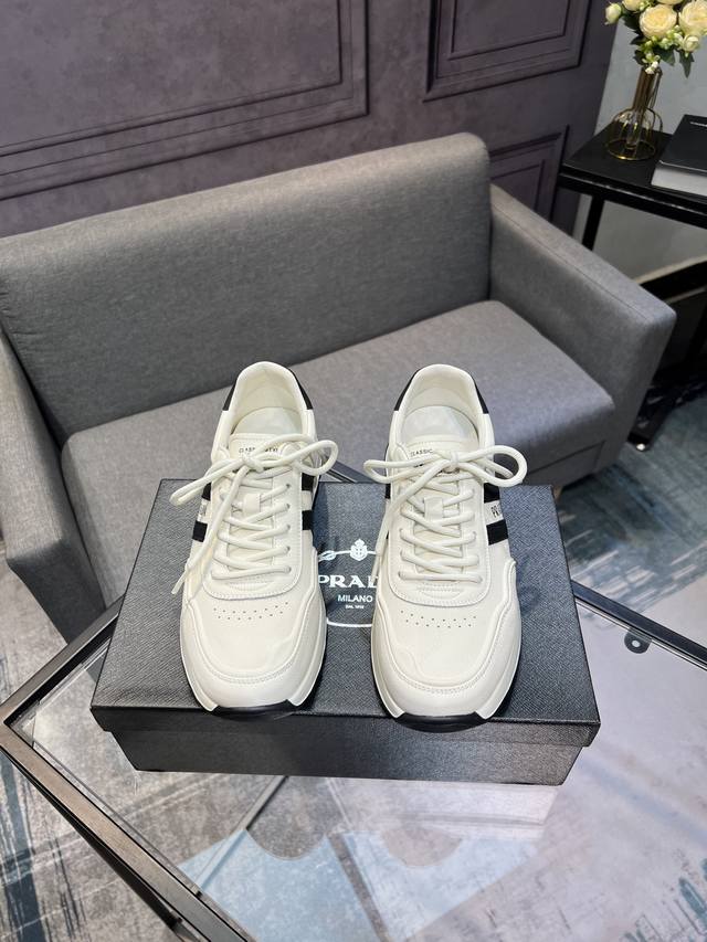 普拉达 春秋新款原版复刻！原版复刻出品，可做工一流，鞋面牛皮真皮垫脚，适合各种出行！码数38-44码 DDD
