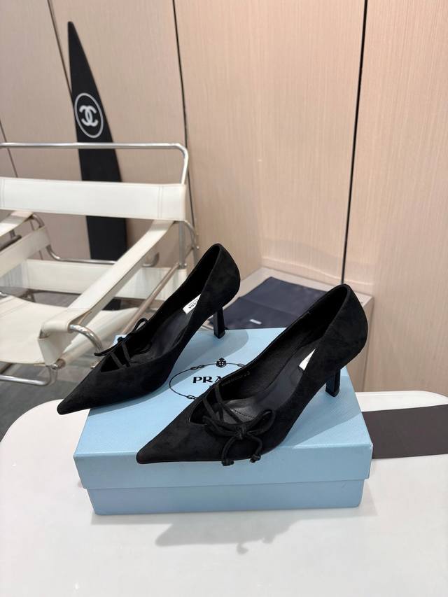 Prada早春造梦系列｜7.5Cm尖头单鞋 DDD 蝴蝶结点缀 浪漫不甜腻 DDD V形鞋口 修饰脚踝线条 DDD 羊猄面料泛着温柔光泽 DDD 7.5Cm跟高