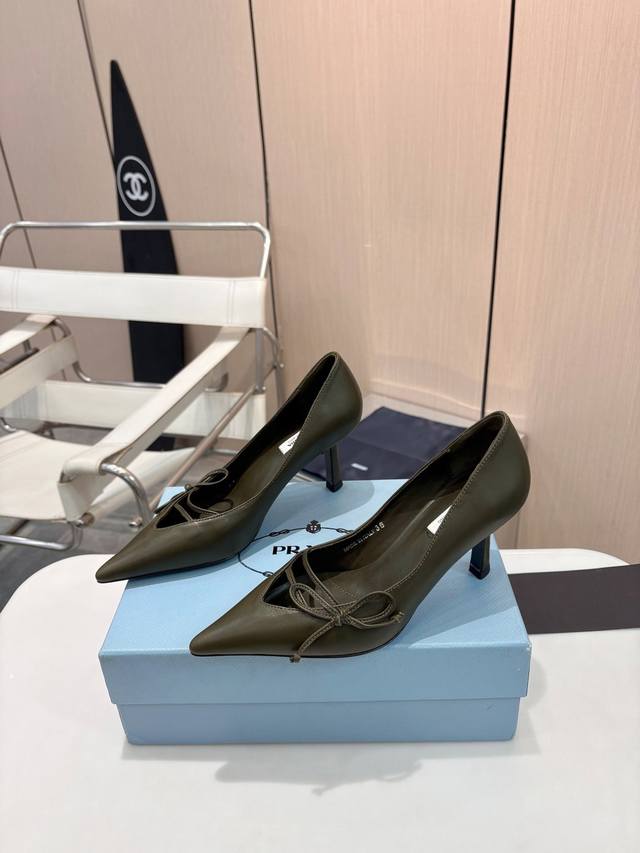 Prada 7.5Cm 尖头单鞋 DDD 早春造梦｜柔光已至 DDD 蝴蝶结邂逅 V 形鞋口 DDD 勾勒足尖优雅弧度 DDD 光影流转于进口混种羊皮 DDD
