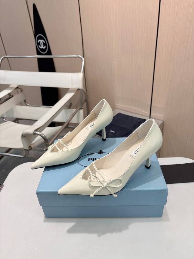 Prada早春限定梦境 7.5Cm尖头单鞋 DDD 柔光漆皮 步履间尽显高级光泽感 DDD 蝴蝶结缀于V型鞋口 DDD 7.5Cm细跟巧妙拉长腿部线条 DDD
