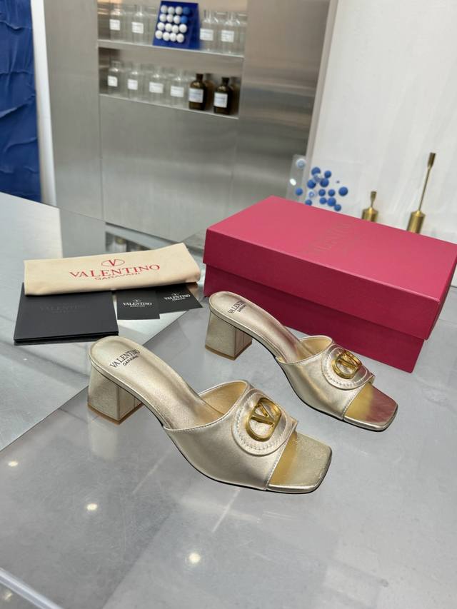工厂P DDD 华伦25Ss新品拖鞋，V扣又一完美的设计，抛弃了一贯铆钉元素、化繁为简、更加精致耐看上脚尽显优雅气质♀♀♀♀♀ DDD 鞋面：进口牛皮 DDD