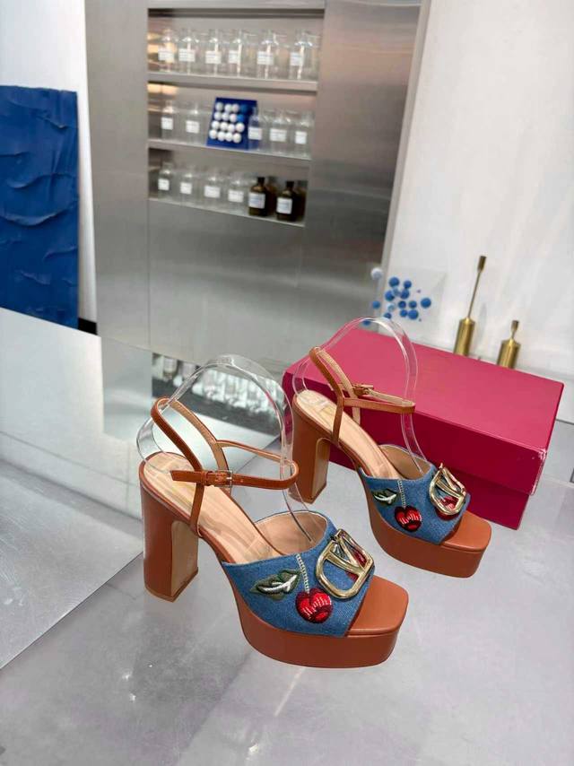 工厂P DDD 顶级代购版本 Valentno 华伦新秀款！ DDD 2025Ss最新金属Logo 坡跟高水台凉鞋！原版购入1:1顶级复刻！精致的楦型设计，侧身